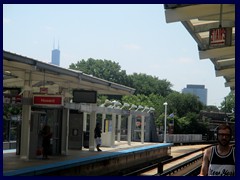 Loop trains 19 - red line towards Howard